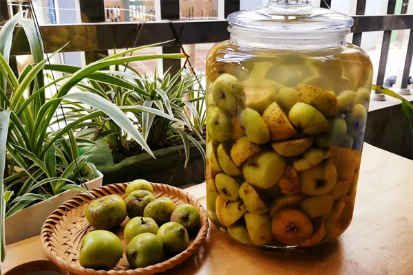 cách ngâm rượu táo mèo 3