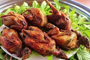 Chim cút nướng thấm đẫm gia vị