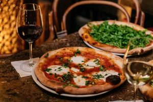 Pizza hải sản kèm với Pinot Noir