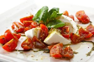 Salad Cà Chua và Phô Mai kèm với Pinot Grigio