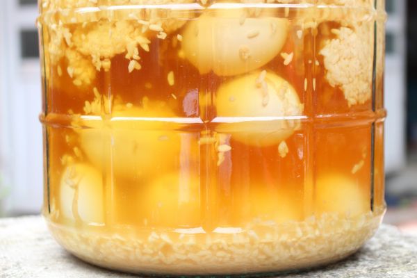 Rượu nếp cái hoa vàng ngâm trứng gà 2